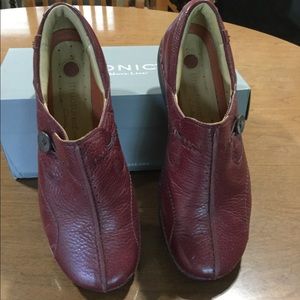 Clark’s, red, size 9M